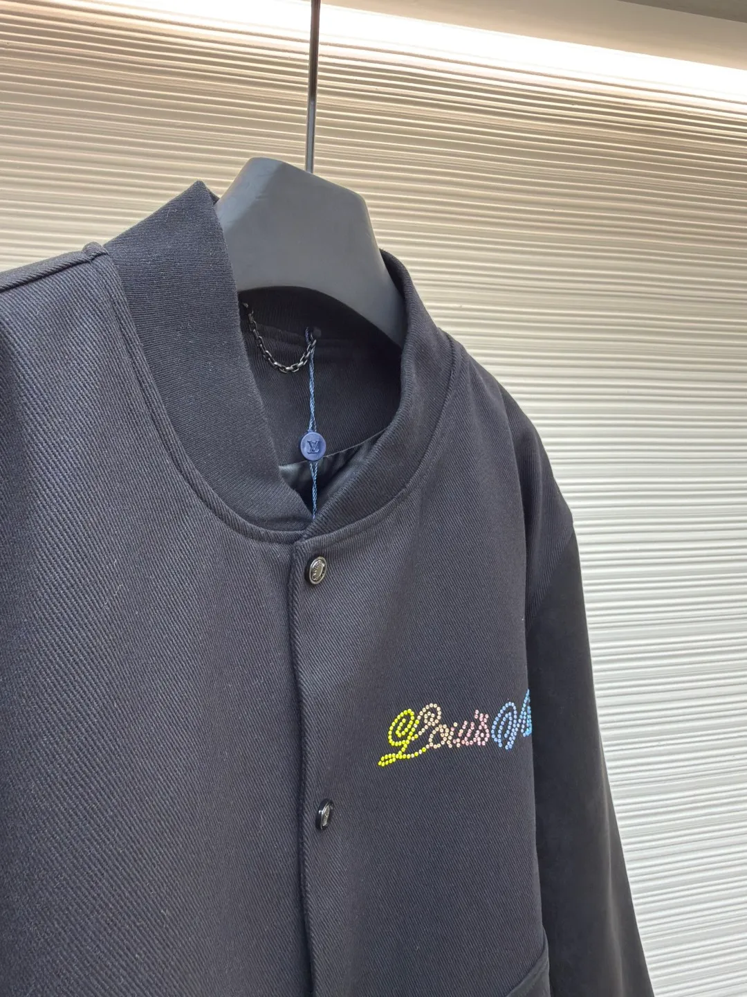 LOUIS VUITTON Sheep wool colorful diamond embroidered jacket ●Original version: 43054 purchased and developed ●Item number: 1680747-B70 ●Fabric: sheep wool fabric ●Technology: hot diamond production ●Version: fitted version ●Weight: about 1060 grams ●Size: S-M-L-XL ●Description: Made of customized sheep wool fabric, the fabric is smooth and delicate, comfortable and close to the skin, and the deep tones reflect the elegant style Tailored body, contrasting with nubuck leather sleeves and pockets. Hot-drilled handwritten logo injects gradient color on the chest. Large monogram embroidered on the back, floral and pearlescent logo. Behringer embroidery machine is used to sign the brand logo embroidery pattern on the front and back. The embroidery thread is also a fluorescent thread. Pure white will glow under ultraviolet rays. The jacquard lining is made of 100% cupro fiber. It is smooth and breathable next to the body. The cylindrical sleeves are made of suede fabric and spliced with wool. The pockets on the body are positioned and cut using a fully automatic opening machine. The pocket positions can be matched with many types of clothing to create a fashionable look. The overall wiring is straight and delicate, the fabric is comfortable and soft, and the color is consistent without color difference. It can be matched with the same style to create a fashionable look and control various occasions. Customized accessories, complete with three standards, same style for men and women!